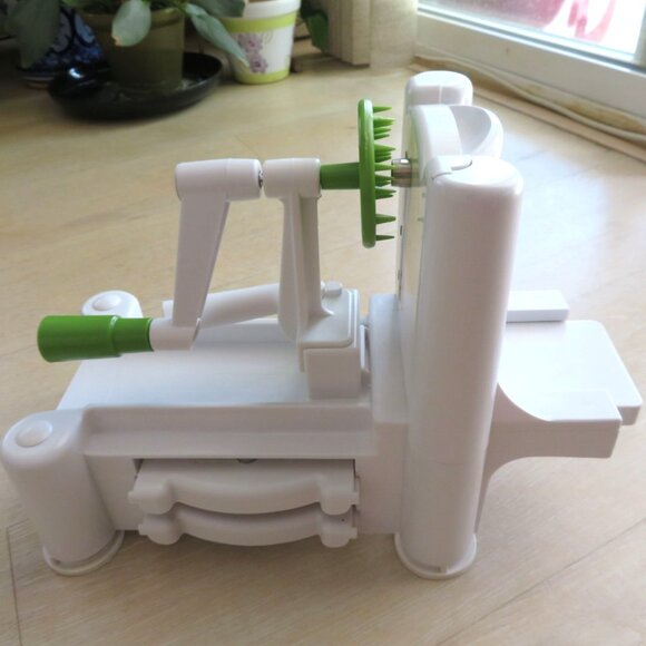 Tabletop Vegetable Spiralizer World Cuisine Turning Slicer Plastic Tri Blades - Picture 10 of 14